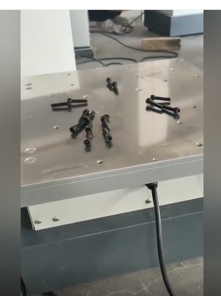 CNG氣瓶支架動(dòng)態(tài)強(qiáng)度試驗(yàn)機(jī)-支架強(qiáng)度動(dòng)態(tài)測(cè)試裝置